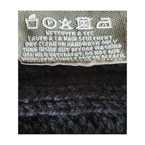 Carraig Donn Made in Ireland Aran Knit Wool Wrap Scarf w/ Pockets - Picture 6 of 6